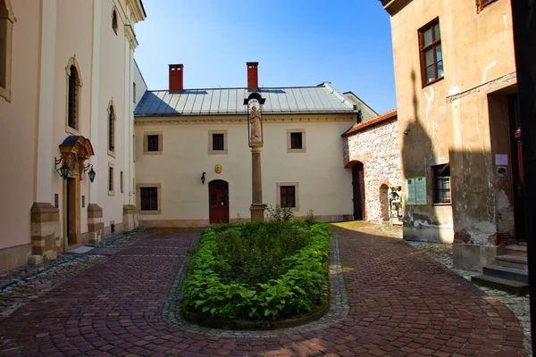 Krakov, Polsko 1 červen, 2019: staré město s nádhernou architekturou. Pohled z ulice ve městě. — Stock fotografie