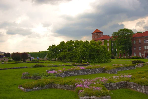 Krakow, Polonya -1 Haziran 2019 Wawel kalesi. Kale alanı içinde bahçeden görünümü.