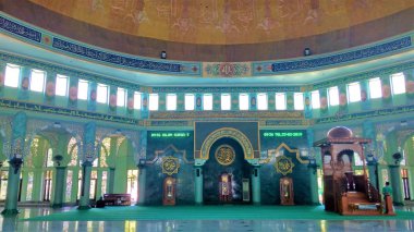 Cami içinde büyük