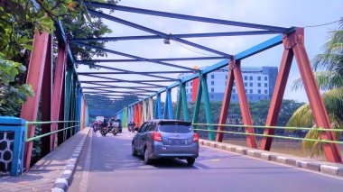 tam renkli kapısının yan yol üzerinde