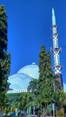 Mavi gökyüzü ile yeşil Camii