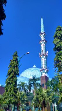 Mavi gökyüzü ile yeşil Camii