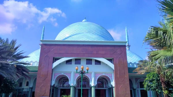 Величественные Коричневые Ворота Мечети — стоковое фото