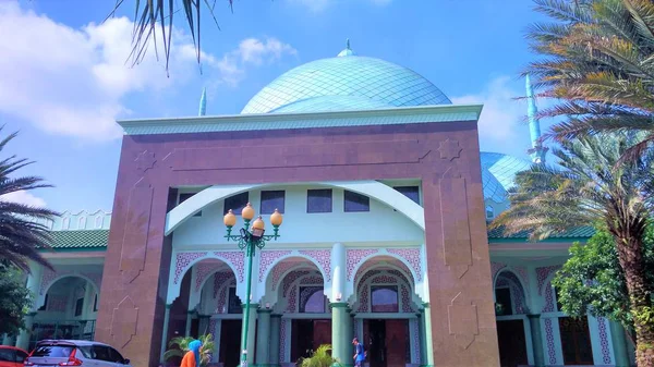 雄伟的棕色清真寺大门 — 图库照片