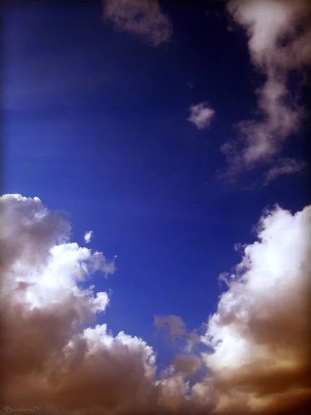 Bulutlu Güzel Mavi Gökyüzü — Stok fotoğraf
