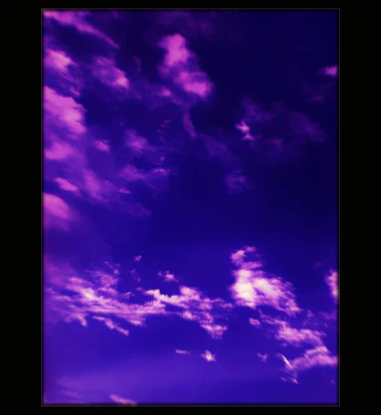İnanılmaz güzel gökyüzü siyah tuval arka planda — Stok fotoğraf