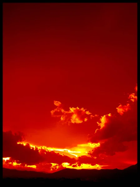 Increíble cielo rojo con hermosas nubes de fondo —  Fotos de Stock