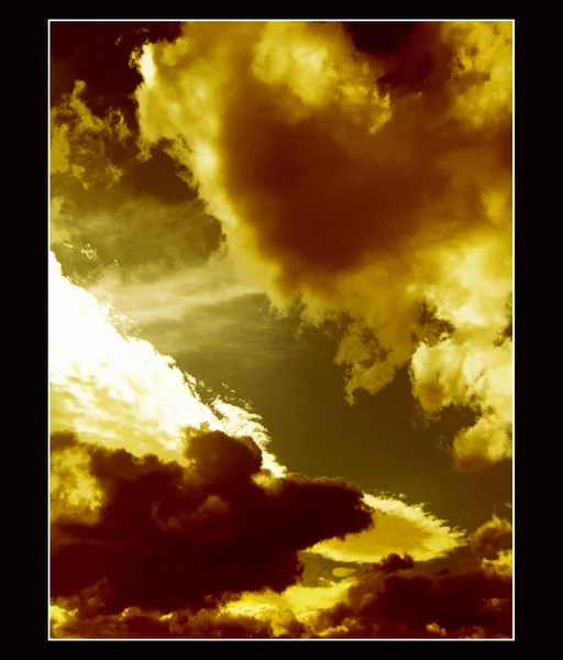 Erstaunliche Himmel mit verrückten Wolken Hintergrund — Stockfoto
