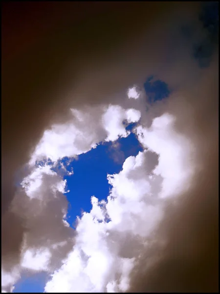 Mooie blauwe lucht met wolken — Stockfoto