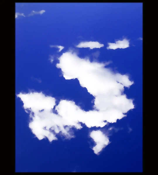 Blauwe hemel met wolken in zwart canvas achtergrond struikelen — Stockfoto