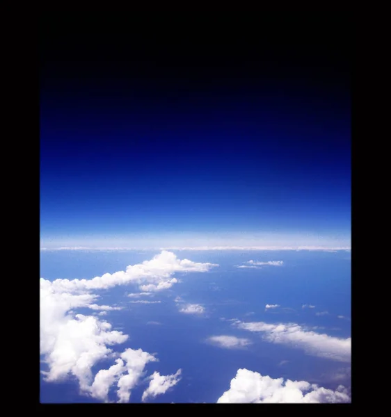 Nuvens atirar de hiperplano em fundo de lona preta — Fotografia de Stock