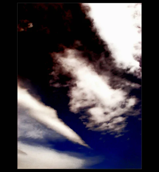 Stolperer Himmel wie ein menschliches Gesicht vor schwarzem Leinwandhintergrund — Stockfoto