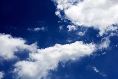 Bulutlar yüksek kaliteli elli megapiksel ile Yaz mavi gökyüzü