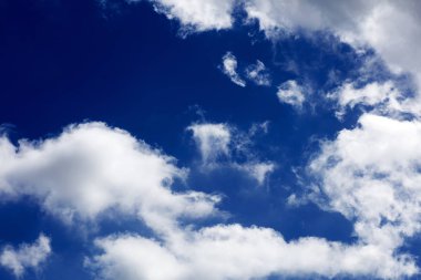 Bulutlar yüksek kaliteli elli megapiksel ile Yaz mavi gökyüzü