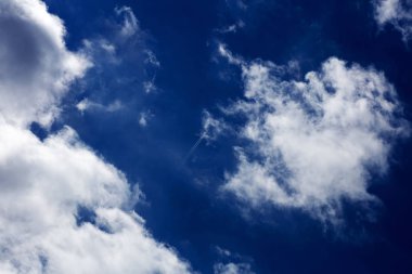 Bulutlar yüksek kaliteli elli megapiksel ile Yaz mavi gökyüzü