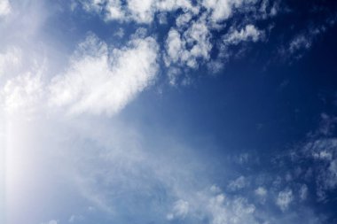 Bulutlar yüksek kaliteli elli megapiksel ile Yaz mavi gökyüzü