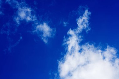 Bulutlar yüksek kaliteli elli megapiksel ile derin mavi gökyüzü