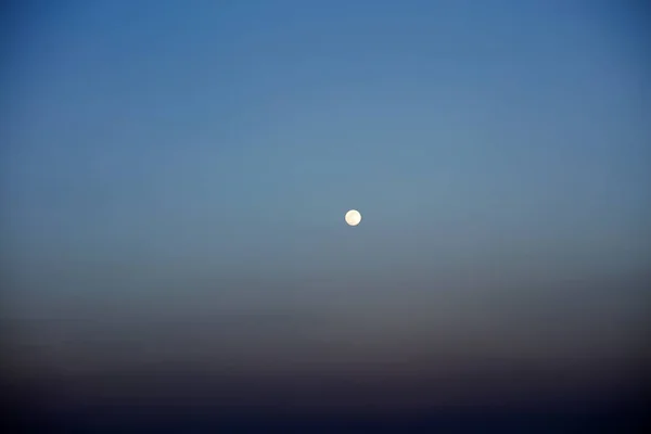 Hermosa vista de la luna desde el fondo del barco de alta calidad — Foto de Stock