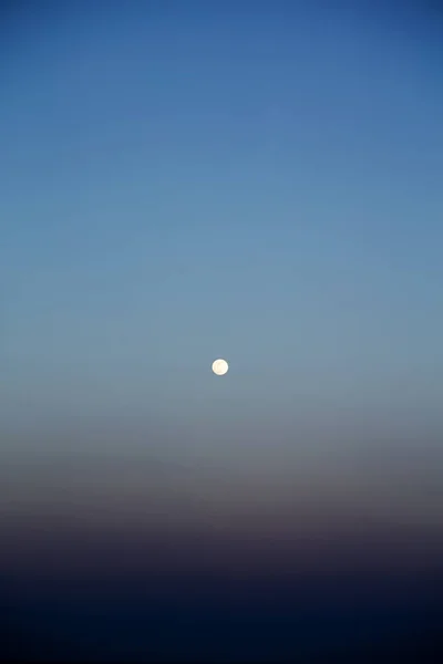 Hermosa vista de la luna desde el fondo del barco de alta calidad — Foto de Stock