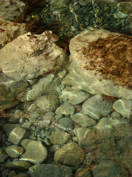 Skály na pláži na pozadí výtvarných umění — Stock fotografie