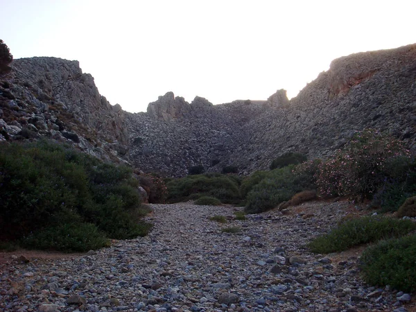 Estrada da sobremesa para karoumes praia kreta ilha fundo arte — Fotografia de Stock