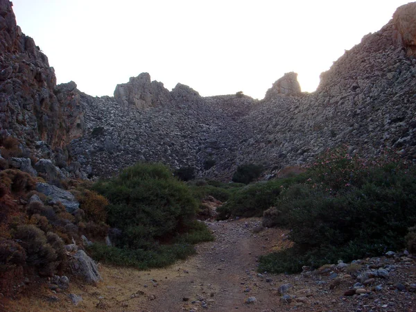 Dessert väg till karoumes stranden Kreta bakgrund konst — Stockfoto