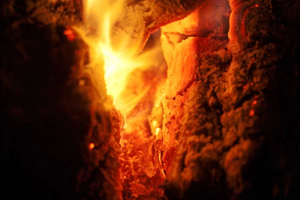 Maderas a la parrilla en el fuego macro fondo de arte en productos impresos de alta calidad — Foto de Stock