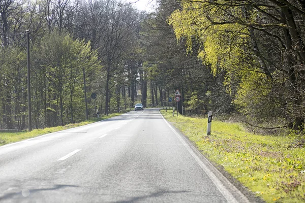 Leere Straße mit Bäumen, die von Olfen nach Dorsten fahren. — Stockfoto