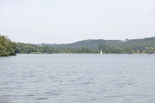 Lac de Brombachsee avec forêt sauvage étonnante et camping d'été tend vacances arrière-plan beaux-arts dans des produits d'impression de haute qualité cinquante mégapixels Absberg — Photo