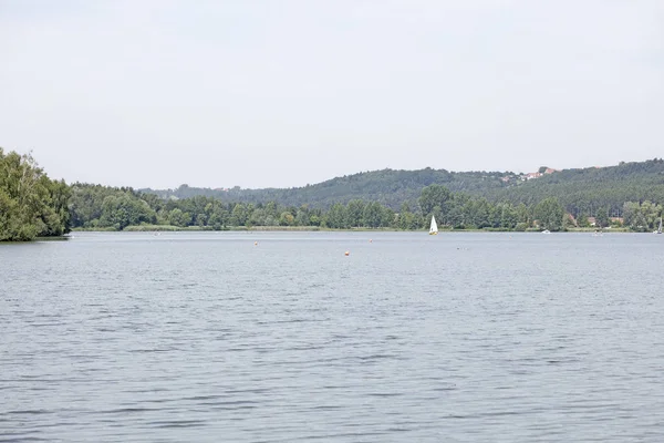 Jezero Brombachsee s úžasným divokým lesem a letním kempování má tendenci k prázdninům na pozadí výtvarného umění ve vysoce kvalitních tištěných produktech 50 megapixelů Absberg — Stock fotografie