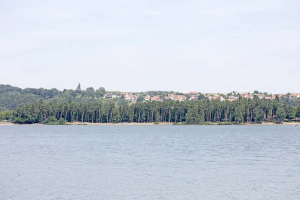 Jezero Brombachsee s úžasným divokým lesem a letním kempování má tendenci k prázdninům na pozadí výtvarného umění ve vysoce kvalitních tištěných produktech 50 megapixelů Absberg — Stock fotografie