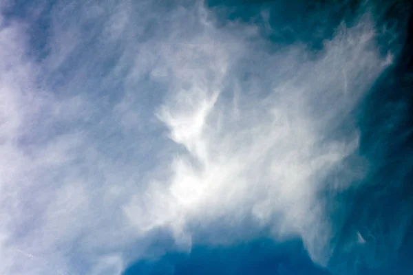 Небо с облаками драматичное настроение автотон тонкое искусство высокого качества 50 мегапикселей — стоковое фото