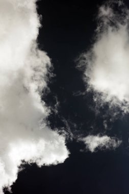 Beyaz bulutlar karanlık ruh hali uzay sanatı elli megapiksel ile siyah gökyüzü