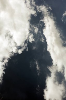 Beyaz bulutlar karanlık ruh hali uzay sanatı elli megapiksel ile siyah gökyüzü