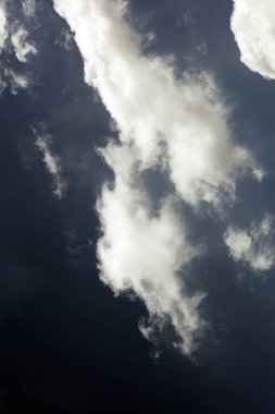 Beyaz bulutlar karanlık ruh hali uzay sanatı elli megapiksel ile siyah gökyüzü