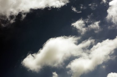 Beyaz bulutlar karanlık ruh hali uzay sanatı elli megapiksel ile siyah gökyüzü