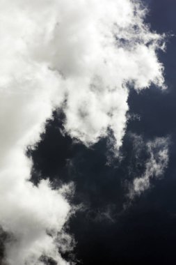 Beyaz bulutlar karanlık ruh hali uzay sanatı elli megapiksel ile siyah gökyüzü