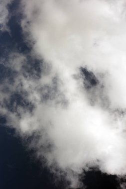 Beyaz bulutlar karanlık ruh hali uzay sanatı elli megapiksel ile siyah gökyüzü