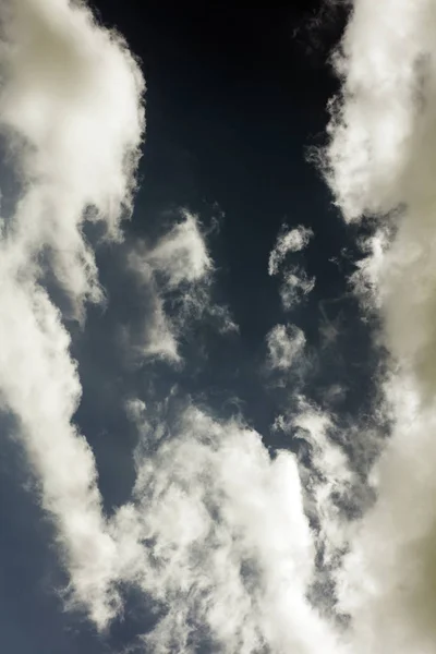 Cielo negro con nubes blancas humor oscuro espacio arte cincuenta megapíxeles —  Fotos de Stock