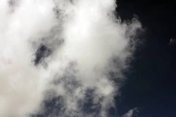 Fekete ég, fehér felhők sötét hangulat Space Art 50 megapixel — Stock Fotó