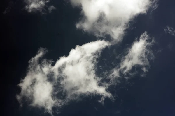 Cielo negro con nubes blancas humor oscuro espacio arte cincuenta megapíxeles —  Fotos de Stock