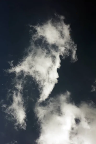 Fekete ég, fehér felhők sötét hangulat Space Art 50 megapixel — Stock Fotó