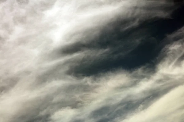 Cielo negro con nubes blancas humor oscuro espacio arte cincuenta megapíxeles —  Fotos de Stock