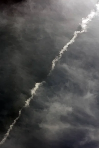Czarne niebo z białymi chmurami ciemny nastrój przestrzeń sztuki 50 megapikseli — Zdjęcie stockowe