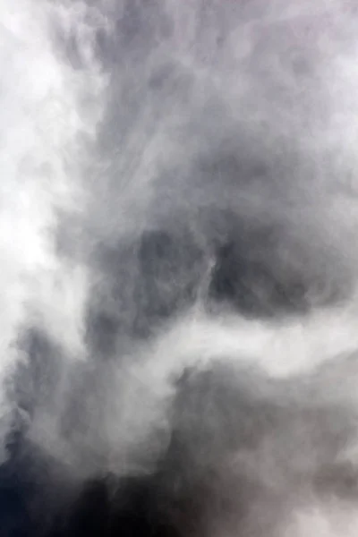 Beyaz bulutlar karanlık ruh hali uzay sanatı elli megapiksel ile siyah gökyüzü — Stok fotoğraf