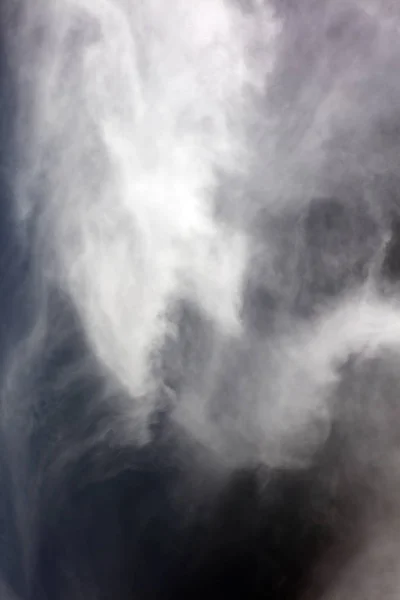 Ciel noir avec nuages blancs ambiance sombre espace art cinquante mégapixels — Photo