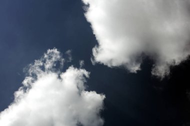 Bulutları ile Fırtınalı karanlık gökyüzü yolculuk elli megapiksel baskılar artırmak