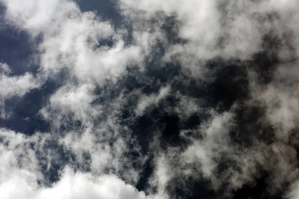 Céu escuro tempestuoso com nuvens impulsionar viagem cinquenta megapixels impressões — Fotografia de Stock