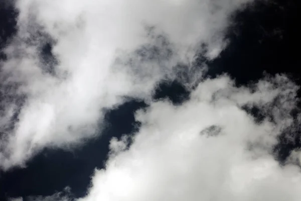 Tormentoso cielo oscuro con nubes impulsar viaje cincuenta megapíxeles impresiones —  Fotos de Stock