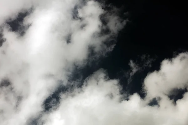 Tormentoso cielo oscuro con nubes impulsar viaje cincuenta megapíxeles impresiones —  Fotos de Stock